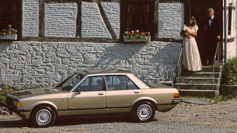 Im August 1977 erschien der äußerlich stark modernisierte Granada ’78. Das Facelift betraf die Dachpartie, die Front und das Heck. Der Turnier blieb bis auf die Frontgestaltung und die Heckstoßstange unverändert. Das Coupé hingegen entfiel. Dafür gab es die Limousine als Zweitürer, deren Produktion aufgrund der geringen Nachfrage im Spätsommer 1981 eingestellt wurde.  (Bild: Ford)