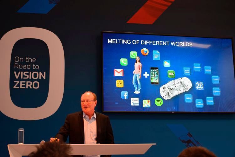 ZF-Vorstand Peter Lake erläuterte in Pachfurt die Verschmelzung der automotiven Welt von ZF mit internetbasierten Diensten und Anwendungen. (Holz / »kfz-betrieb«)