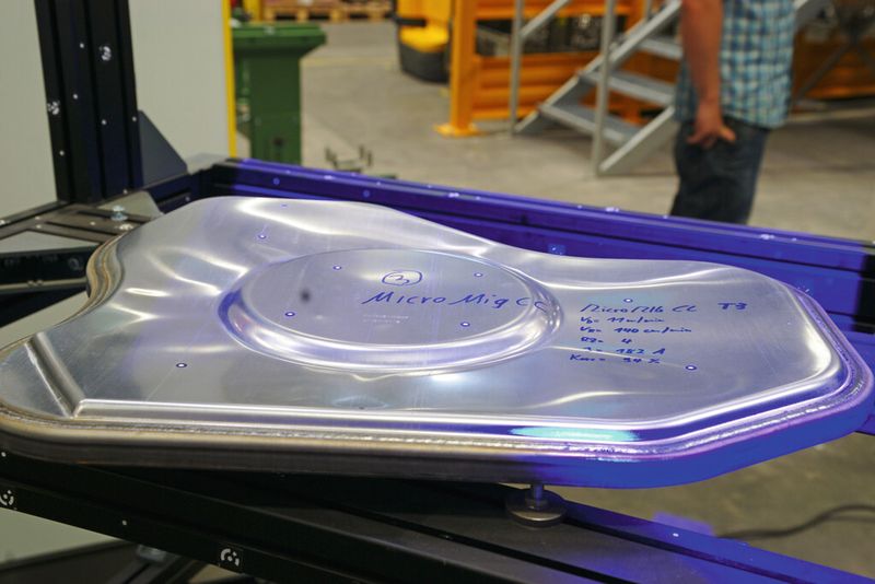 Bild 6: Am fertigen Bauteil liegt der Verzug beim MAG-Schweißen im Vergleich zum micro-MIG um 35 bis 50 % höher. (Bild: SKS)