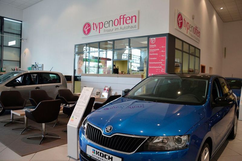 Wer will, kann im Autohaus auch einen Friseur besuchen. (Achter)