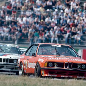 Ab 1981 wurde der 635CSi von zum Teil werksunterstützten Teams und Tunern, oder sogar im Werksauftrag vom Team Schnitzer Motorsport, mit Erfolg in Tourenwagen-Rennen in der Gruppe 2 bzw. ab 1982 in der Gruppe A eingesetzt, pilotiert von Fahrern wie Dieter Quester, Marc Surer, Hans-Joachim Stuck, Gerhard Berger, und Roberto Ravaglia. (Bild:  BMW AG)