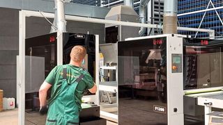 Die Entgratmaschinen F1200 und die F200 XL von Q-Fin stehen in den Hallen der Peter Drösser GmbH direkt nebeneinander und in logischer Nachbarschaft zu den Flachbettlasern. (Bild: VCG/Finus)