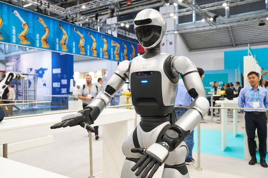 Humanoide Roboter gelten als die Automation der Zukunft, bei der Kompetenzen aus unterschiedlichen Disziplinen zusammenkommen. Die Messe Automatica 2027, veranstaltet von der Messe München, wird das Thema deshalb nicht umsonst ganz groß aufziehen ...(Bild:  Messe München / M. Broenner)