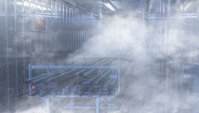In den 40-Fuß-Klimacontainern bei Igus werden Testleitungen bei Temperaturen von -40 bis 60 °C in Energieketten ständig unter realistischen Bedingungen getestet. (Igus)