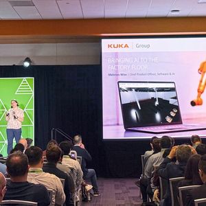 Auf der NVIDIA GTC präsentierte Kuka seine neue offene Automations-Managementplattform Kuka AMP, die traditionelle, regelbasierte Automatisierung mit absichtsbasierter, KI-gesteuerter Technologie verbindet.(Bild:  Kuka)