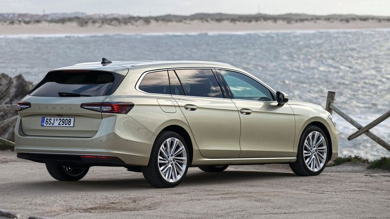 Mit dem Generationswechsel präsentiert Skoda zunächst den neuen Kombi, die Limousine folgt etwas später. (Bild: Skoda)