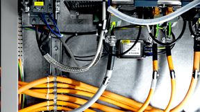 Für eine hohe Prozessstabilität setzt Ulmer auf individuell konfektionierte Servo- und Anschlussleitungen von Lapp Harnessing Solutions. (Bild: Lapp)