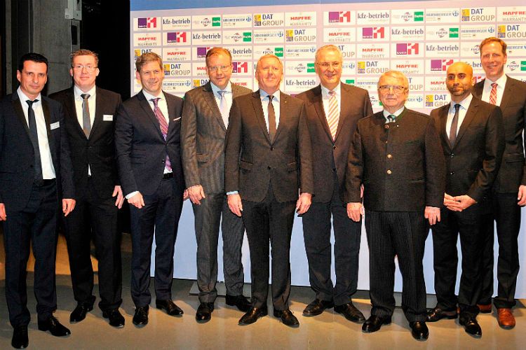 Gruppenbild mit Minister: Joachim Herrmann (Vierter von rechts) und die Gastgeber Klaus Dieter Breitschwert (Dritter von rechts) mit den Partnern des traditionellen Neujahrsempfangs des Kfz-Gewerbes Bayern. (Foto: Zietz)