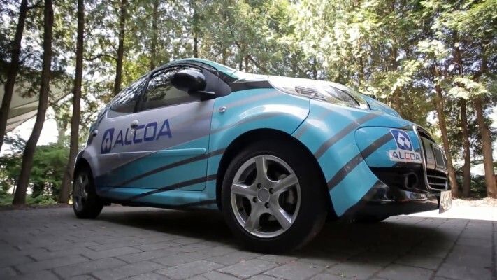 Das elektrisch angetriebene Versuchsfahrzeug mit Aluminium-Luft-Batterie auf dem Circuit Gilles-Villeneuve in Montreal. (Phinergy, Alcoa)