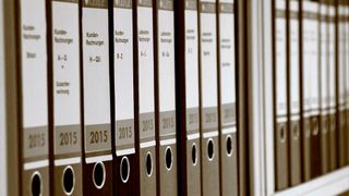 Zu viele Formulare, zu lange Aufbewahrungsfristen und zu viele Beauftrage im Betrieb: Die Belastungen für die Kfz-Betriebe durch die Vorgaben der Behörden sind zu hoch. Daher begrüßt das Kfz-Gewerbe Baden-Württemberg die Pläne der EU zum Abbau der Bürokratie für Unternehmen. (Bild: frei lizenziert)