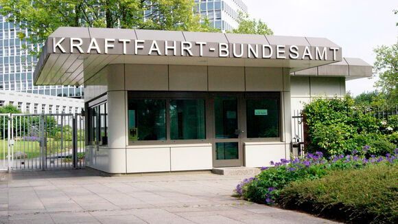 Das Kraftfahrtbundesamt, hier die Zentrale in Flensburg, will eine Liste über die Kfz-Zulassungsstellen veröffentlichen, die ab 1. September am i-Kfz-Verfahren teilnehmen.(Bild:  KBA)