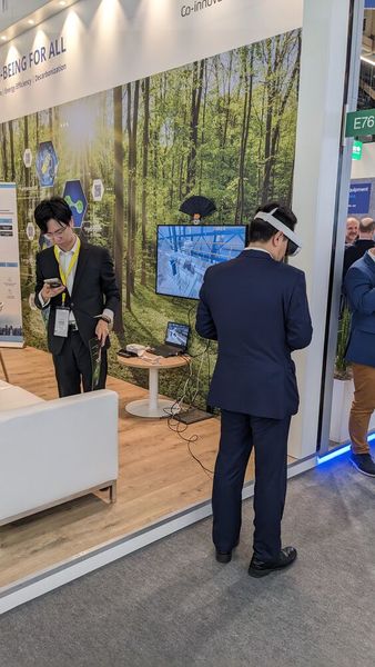 Bei Yokogawa konnte man dank Virtual Reality in die Prozessanlage eintauchen. (Bild: Ernhofer / PROCESS)