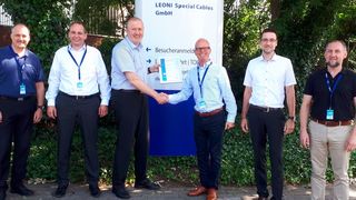 Vertriebsabkommen v.l.: Christian Schemat, Philipp Baumann, beide Arrow; Hartmut Fischer, Leoni; Axel Prauss, Arrow; Thomas Lühring, Leoni und Robert Kellert, Arrow (Bild: Arrow)