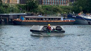 2018 ist das Roboat-Projekt mit kleineren Testbooten gestartet. Mittlerweile gibt es einen ersten 1:1-Prototypen, die in einem Hafenbecken in Amsterdam getestet wird. (Bild: Roboat)