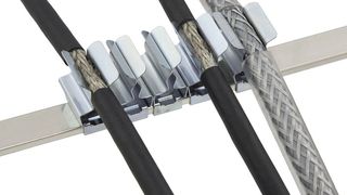 Die Schirmklammer PFS|SCL soll eine schnelle Montage auf 10 mm × 3 mm Sammelschienen für Kabeldurchmesser von 1,5 mm bis 6 mm ermöglichen. (Icotek)