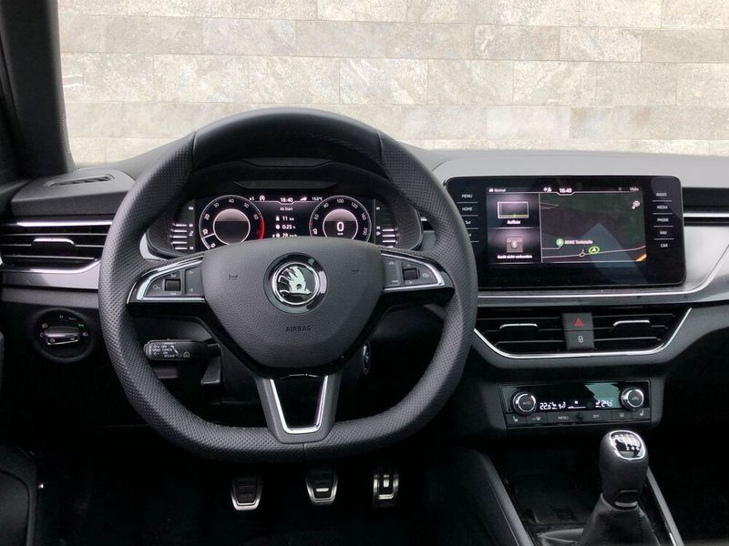 Der 9,2 Zoll große Touchscreen thront mittig auf der Armatur und liegt damit gut im Blickfeld des Fahrers.  (Jens Scheiner/»Automobil Industrie«)