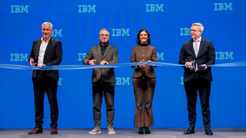 Bei der feierlichen Eröffnung mit Banddurchschnitt waren auch Spitzenpolitiker vor Ort. V.l. Wolfgang Wendt, IBM-Deutschlandchef, Thomas Strobl, Baden-Württembergs Innen- und Digitalisierungsminister, Ana Paula De Jesus Assis, Senior Vice President und Chair IBM EMEA and Growth Markets, Karsten Wildberger, Bundesdigitalminister.(Bild:  IBM)