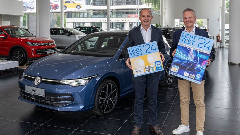 Achim Schaible (Vorsitzender und Sprecher der Geschäftsführung Volkswagen Deutschland, l.) und ZDK-Präsident Arne Joswig haben die Licht-Test-Partnerschaft beschlossen. (Bild:  ProMotor)