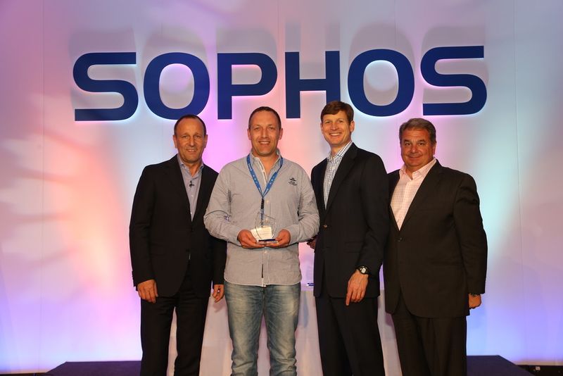 Mit dem Titel „Newcomer of the Year“ darf sich die UMB AG schmücken (v.l.n.r.): Günter Junk, SVP und GM NSG Sophos; Armin Wyss, Teamleader IT-Services UMB; Sophos-CEO Kris Hagerman und Mike Valentine, SVP Worldwide Sales Sophos. (Sophos)