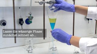 In kurzen Videos lernen Studierende grundlegende Techniken der organischen Chemie kennen, etwa die Extraktion mittels Scheidetrichter. (LMU)