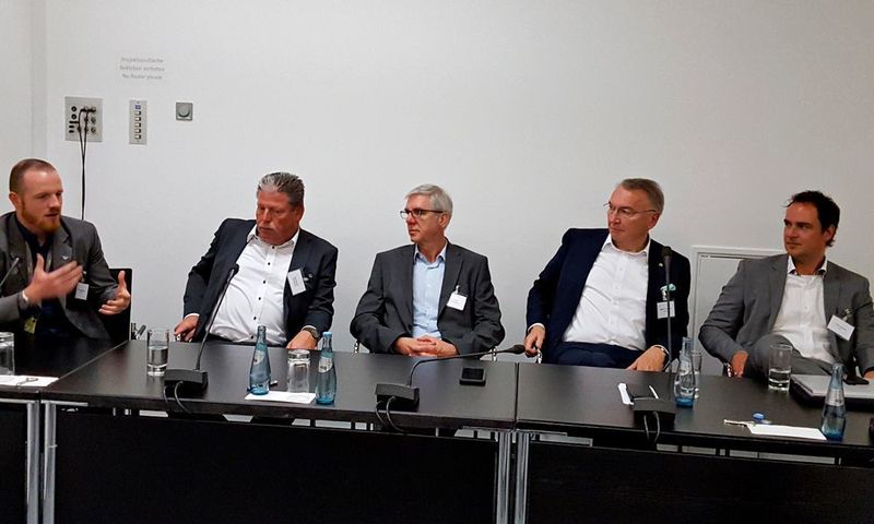 Diskutierten über die Vorteile einer Hybrid-Cloud-Umgebung für mittelständische Unternehmen: Patrick Quellmalz, VOICE-CIO Service GmbH; Ralf Klemke, PlusServer; Erich Vogel, Computacenter AG, Eckhard Schwarzer, DATEV eG und Heiko Henkes, ISG (von links nach rechts). (Stefan Girschner)