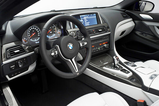 Luxuriöser Supersportler: Die Serienausstattung des neuen M 6 umfasst unter anderem eine Zwei-Zonen-Klimaautomatik, Ledersitze und LED-Scheinwerfer. (BMW)