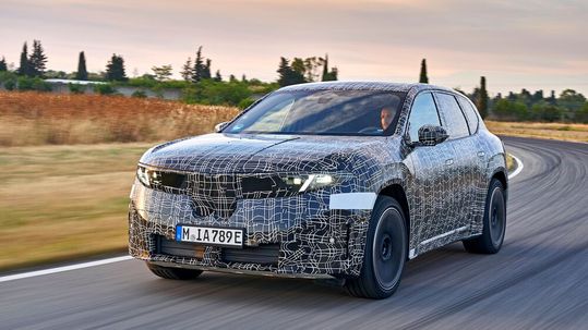 Der neue BMW iX3 lässt bald die Hülle fallen: Das erste Modell der Neuen Klasse bei BMW feiert bei der IAA Mobility 2025 Weltpremiere.(Bild:  BMW Group)