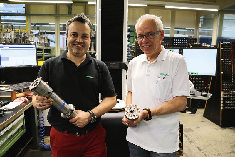 Im Bild Rui Mendes (Vorarbeiter Fräsen) und Daniel Bänziger (Verantwortlicher Werkzeugeinkauf, beide Bruderer) mit den zwei Reibwerkzeugen.  (Matthias Böhm)