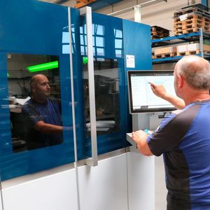 ... Der Hofele-Facharbeiter Hans-Jürgen Kowalski ist vor allem von der intuitiven Bedienung begeistert, die die Trulaser 5040 fiber von Trumpf bietet.(Bild:  Trumpf)
