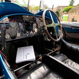 Eng und spartanisch geht es im Cockpit des Type 35 zu. Das für heutige Verhältnisse riesige Vierspeichenlenkrad  und die ebenso „brutal direkte“ Übersetzung von nur einer Umdrehung von Anschlag zu Anschlag waren damals Standard. Der Fahrer saß wie seinerzeit üblich rechts.(Foto:  Bugatti)