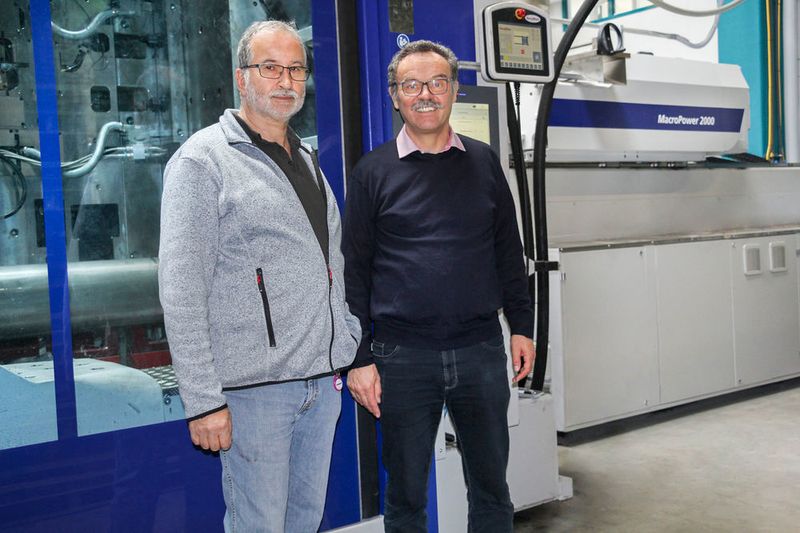 Von links: Andreas Schürrle, Inhaber und Geschäftsführer der Karl Etzel GmbH mit Erwin Neugebauer, Vertrieb Wittmann Battenfeld Deutschland. (Wittmann Battenfeld)