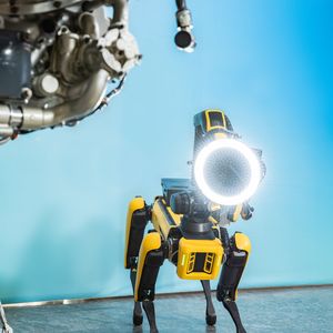Forschende des Fraunhofer IOF haben ihren mobilen 3D-Handscanner goScout3D mit einem Roboterhund der Marke Boston Dynamics kombiniert. (Bild: Fraunhofer IOF)