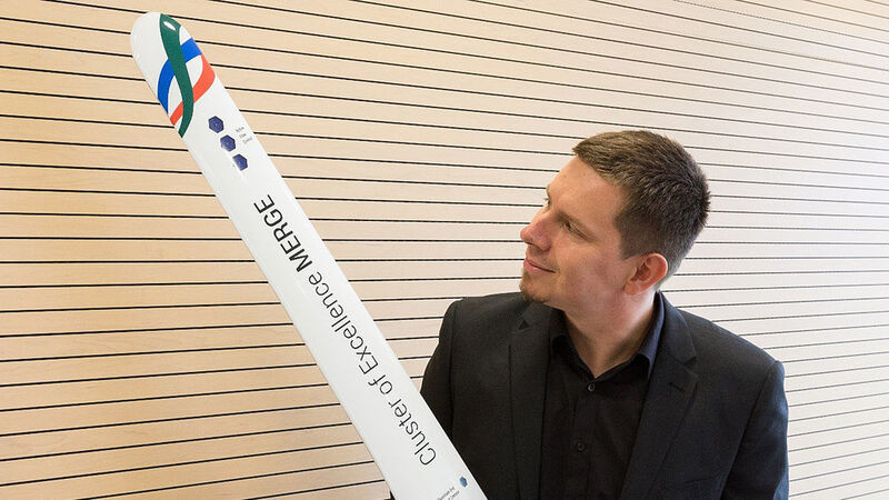 Bereit zum Abheben: Martin Schüller mit einem Demonstrations-Rotorblatt mit integrierter Sensorik. (Vivek Bakul Maru)
