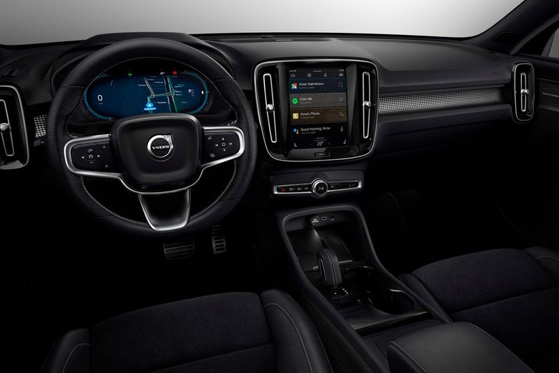 Der Innenraum wirkt vertraut. (Bild: Volvo)
