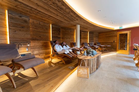 Die patentierten HUMID-Module verfügen über eine enorme Sorptionsfähigkeit. Sie nehmen überschüssige Luftfeuchtigkeit auf und speichern sie zwischen, ohne dass die Oberfläche feucht wird. (Bild:  Biohotel Eggensberger, T. Reinelt)