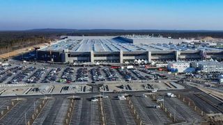 Neuer Ärger bei Tesla in Grünheide: Aktivisten haben ein Waldstück nahe der Fabrik besetzt. Im Bild: Die Tesla-Fabrik im Jahr 2022. (Bild: Tesla)