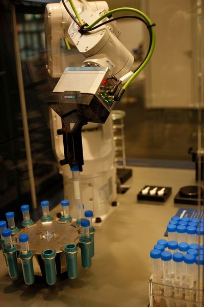 ... anschließend be- und entlädt er damit die Zentrifuge. (Bild: Breunig – VCG)