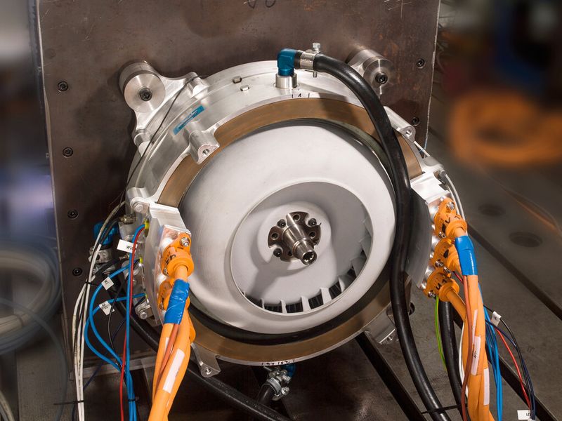 Derzeit wird der Rekord-Motor auf dem Prüfstand auf Herz und Nieren getestet. (Bild: Siemens)