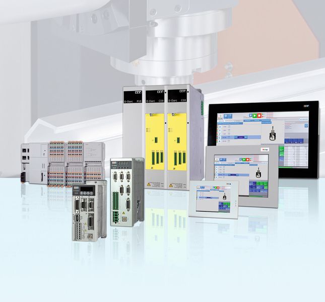 Bild 1: Für die komplette Steuerungsausrüstung von Maschinen bietet Eckelmann neben der Embedded-Steuerung E°EXC 88 mit schnellem IO-System (links) auch die passenden Antriebsregler (Mitte) und Bedienpanels (rechts). (Bild: Eckelmann)