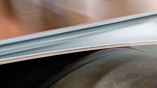Beim Kaltwalzplattieren werden unterschiedliche Bänder zu einem Band gewalzt. Ihre unterschiedlichen Eigenschaften bringen sie in den neu entstandenen Werkstoff ein. (Bild: Wickeder Westfalenstahl/Markus Heimbach, Hamburg)