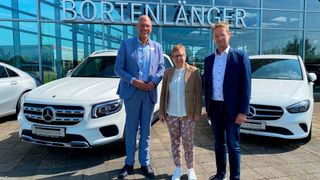 Am 1. Januar 2025 übernimmt Mercedes Köpper in Dorsten das Autohaus Bortenlänger in Wesel: (v. l.) Markus Pettendrup, Autohaus Köpper, Andrea Bortenlänger und Guido Hörsken, Autohaus Köpper (Bild: Autohaus Köpper)