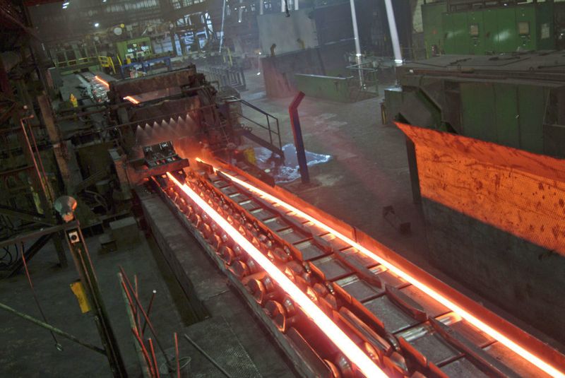 Im Drahtwalzwerk der Deutschen Edelstahlwerke in Hagen werden aus 8 m langen Stahlknüppeln mit einer Kantenlänge von 138 mm rund 5 km Walzdraht mit einem Durchmesser von 5,5 mm gewalzt. (Bild: Deutsche Edelstahlwerke)