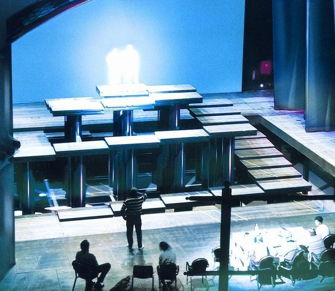 Die Einzelpodien der Hauptbühne werden von elektromechanischen Kettenantrieben bewegt. (Archiv: Vogel Business Media)