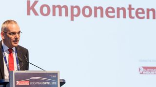 Mit der Session Komponenten startete der zweite Tag des Leichtbau-Gipfels. Mitorganisator und carhs-Geschäftsführer Rainer Hoffmann begrüßte das kundige Publikum. (Foto: Stefan Bausewein)