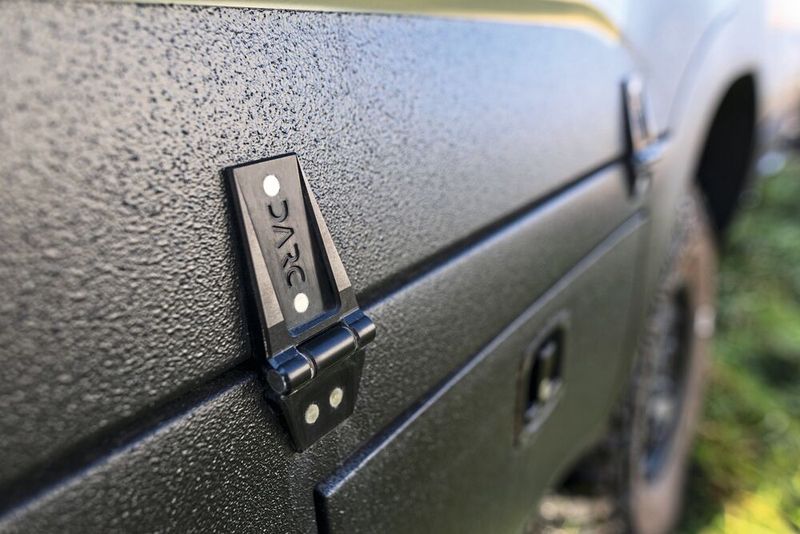 Scharnier für einen Fensterrahmen am DARC MONO – zerspant auf der C 42 U. (Bild: Hermle)