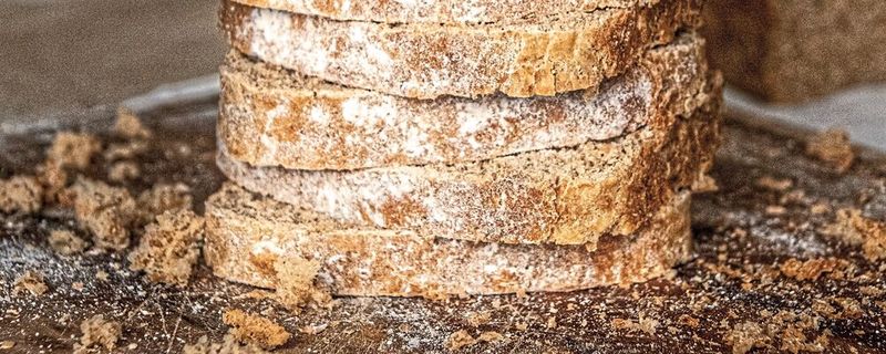 Krümel und Brotreste haben schon unsere Großeltern für Paniermehl und Semmelklöße weiterverwendet. Was früher selbstverständlich war, heißt heute „Upcycled Ingredients“ und fasst in der Lebensmittelindustrie zunehmend Fuß. So wird Lebensmittelverschwendung reduziert. (Symbolbild)(Bild:  frei lizenziert, Delfina Cocciardi / Unsplash)