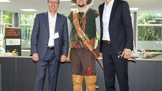 CEO Enrico Krog Iversen, das Soester Stadtmaskottchen Jägerken und Björn Milsch, General Manager DACH & Benelux bei der Eröffnungsfeier. (OnRobot)
