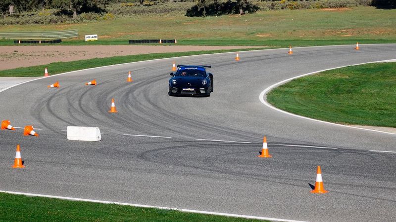 Ein leistungsstarker Antrieb und sportliche Achsgeometrie tragen zu hohem Reifenabrieb bei. (Bild:  Rosenow – VCG)