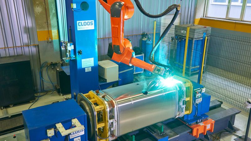 Die Überkopf-Position des Roboters ermöglicht eine optimale Werkstück-Zugänglichkeit. (Bild: Cloos)