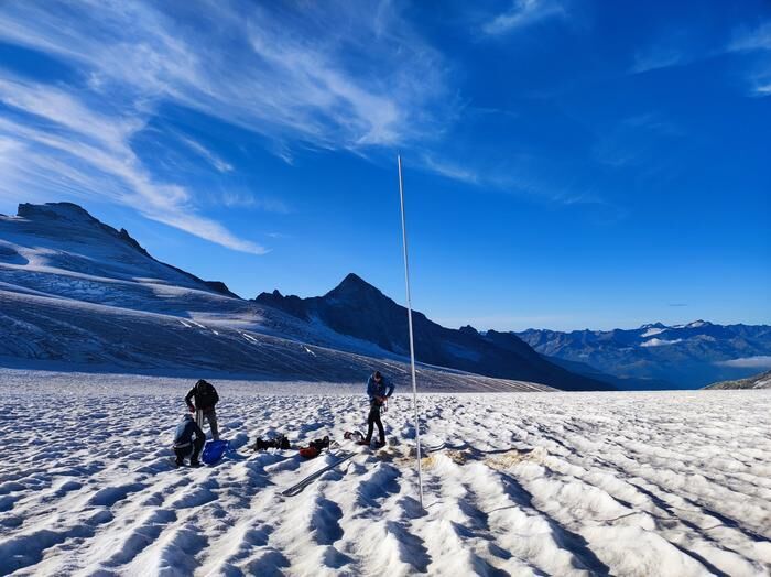 Work at the highest measuring point on the Rhône Glacier, canton Valais. This summer, the glacier has receded right up to the highest elevations – something that has never happened since records began, prior to 2022. (Source: M. Huss)